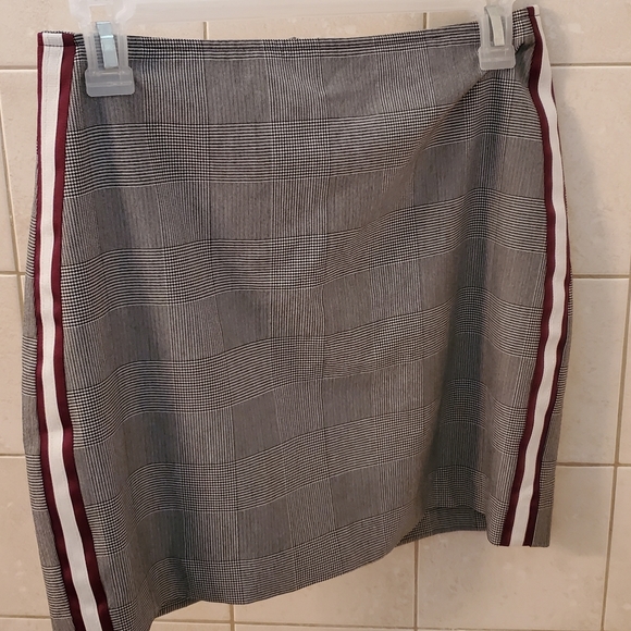 Form fitting mini skirt - Picture 2 of 3